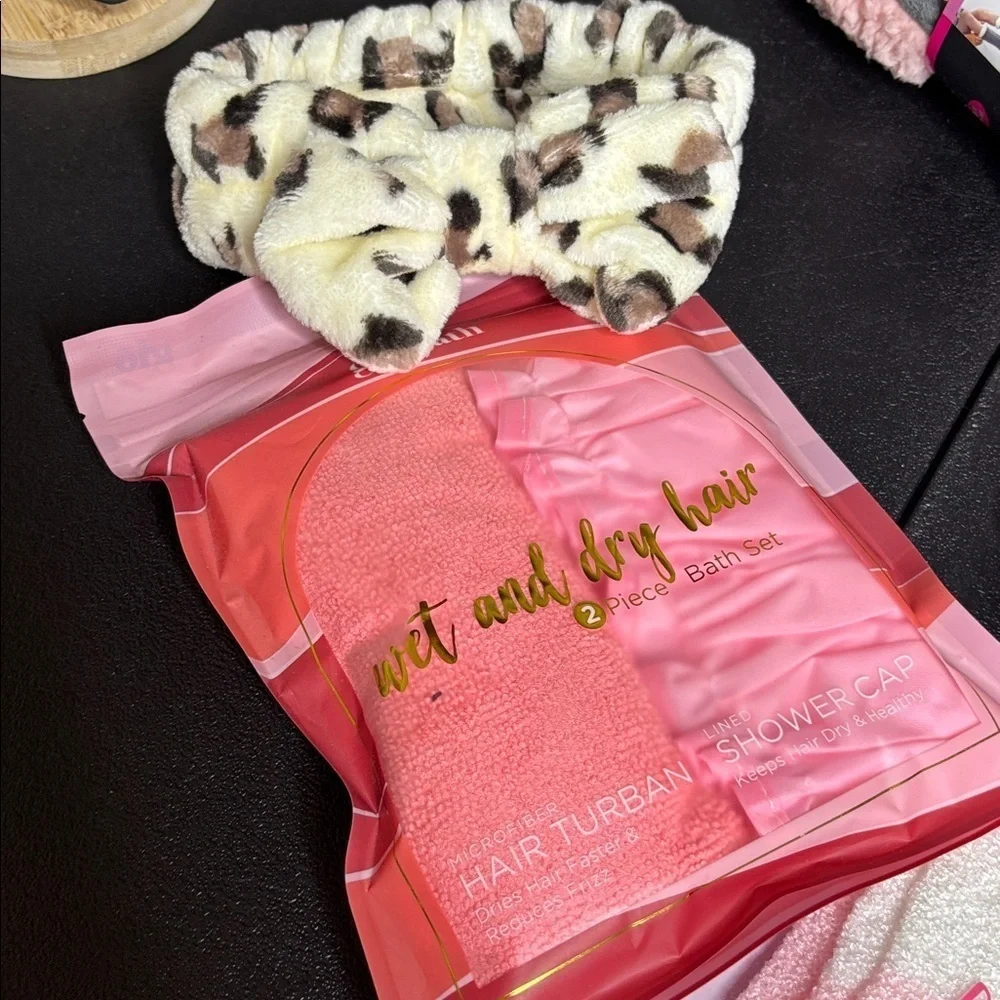 New Bundle 8 Toiletries Bath Essentials Pink and White Shower Gloves Set of 8